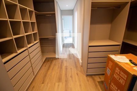 Casa de condomínio à venda com 657m², 4 quartos e 4 vagas Casa de condomínio à venda com 657m², 4 quartos e 4 vagasCloset da suíte 4