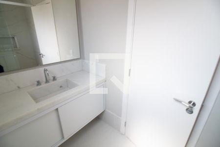 Casa de condomínio à venda com 657m², 4 quartos e 4 vagas Casa de condomínio à venda com 657m², 4 quartos e 4 vagasBanheiro 1 da Suíte 4