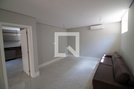 Casa de condomínio à venda com 657m², 4 quartos e 4 vagas Casa de condomínio à venda com 657m², 4 quartos e 4 vagasSala de TV