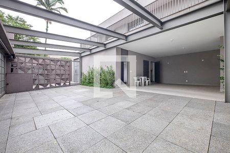 Casa à venda com 370m², 5 quartos e 4 vagas Casa à venda com 370m², 5 quartos e 4 vagasGaragem