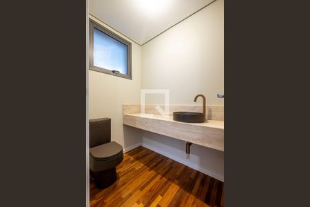 Casa à venda com 370m², 5 quartos e 4 vagas Casa à venda com 370m², 5 quartos e 4 vagasLavabo