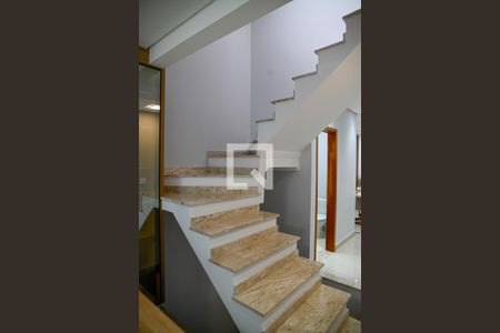 Casa à venda com 165m², 3 quartos e 4 vagas Casa à venda com 165m², 3 quartos e 4 vagasEscada