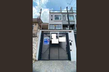 Casa à venda com 165m², 3 quartos e 4 vagas Casa à venda com 165m², 3 quartos e 4 vagasFachada