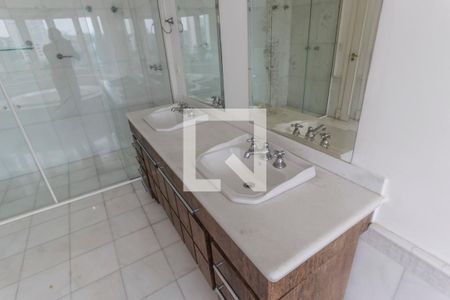 Casa de condomínio à venda com 516m², 5 quartos e 7 vagasDetalhe do Banheiro da Suite