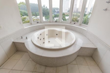 Casa de condomínio à venda com 516m², 5 quartos e 7 vagasBanheiro da Suíte