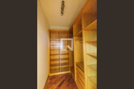 Casa de condomínio à venda com 516m², 5 quartos e 7 vagasCloset da suíte