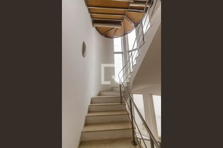 Casa de condomínio à venda com 516m², 5 quartos e 7 vagasEscada