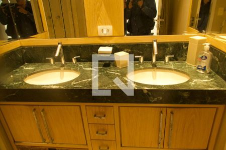 Apartamento à venda com 164m², 3 quartos e 2 vagas Apartamento à venda com 164m², 3 quartos e 2 vagasSuíte banheiro