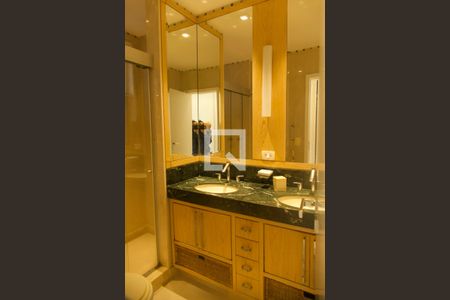 Apartamento à venda com 164m², 3 quartos e 2 vagas Apartamento à venda com 164m², 3 quartos e 2 vagasSuíte banheiro