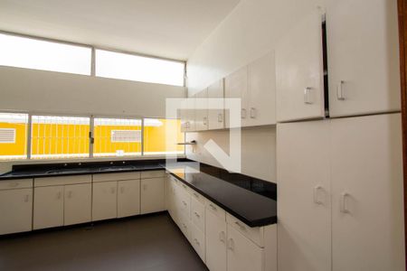 Casa para alugar com 500m², 3 quartos e 6 vagas Casa para alugar com 500m², 3 quartos e 6 vagasCozinha - Armários