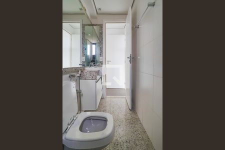 Apartamento à venda com 172m², 2 quartos e 4 vagasBanheiro do Corredor