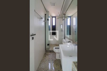 Apartamento à venda com 172m², 2 quartos e 4 vagasBanheiro do Corredor