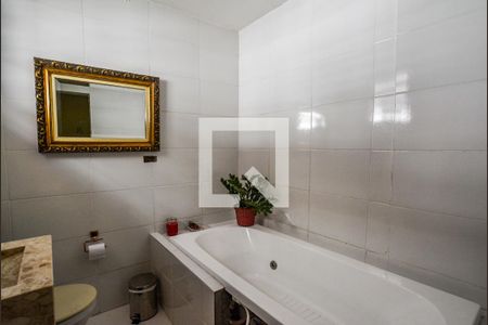 Casa à venda com 130m², 2 quartos e 2 vagasBanheiro Corredor