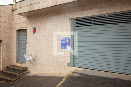 Casa à venda com 240m², 2 quartos e 2 vagas Casa à venda com 240m², 2 quartos e 2 vagasFachada - Placa instalada