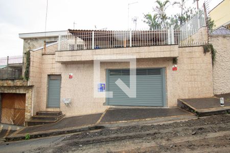 Casa à venda com 240m², 2 quartos e 2 vagas Casa à venda com 240m², 2 quartos e 2 vagasFachada