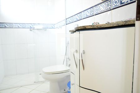 Casa de condomínio para alugar com 315m², 3 quartos e 6 vagasBanheiro da Suíte 2