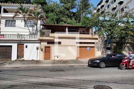 Casa à venda com 254m², 3 quartos e 2 vagasFachada