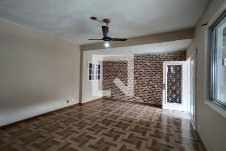 Casa à venda com 254m², 3 quartos e 2 vagasSala 