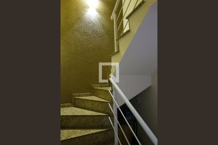 Casa à venda com 147m², 3 quartos e 2 vagas Casa à venda com 147m², 3 quartos e 2 vagasEscada