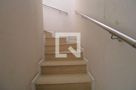 Escada de casa para alugar com 3 quartos, 147m² em Jardim Nosso Lar, São Paulo