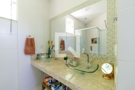 Casa de condomínio à venda com 490m², 6 quartos e 5 vagas Casa de condomínio à venda com 490m², 6 quartos e 5 vagasBanheiro Suíte 3