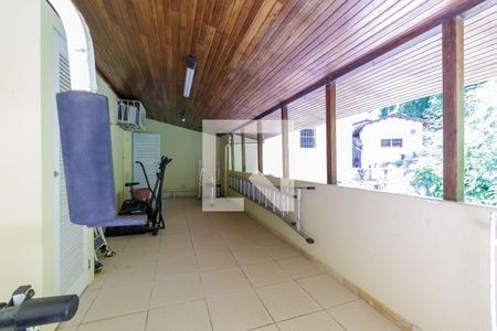 Casa de condomínio à venda com 490m², 6 quartos e 5 vagas Casa de condomínio à venda com 490m², 6 quartos e 5 vagasQuintal