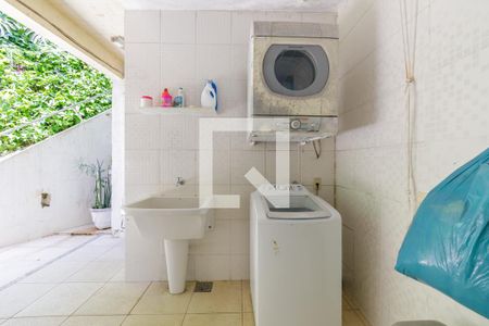 Casa de condomínio à venda com 490m², 6 quartos e 5 vagas Casa de condomínio à venda com 490m², 6 quartos e 5 vagasÁrea de Serviço