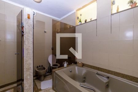 Casa de condomínio à venda com 490m², 6 quartos e 5 vagas Casa de condomínio à venda com 490m², 6 quartos e 5 vagasBanheiro Suíte Master