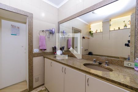 Casa de condomínio à venda com 490m², 6 quartos e 5 vagas Casa de condomínio à venda com 490m², 6 quartos e 5 vagasBanheiro Suíte Master