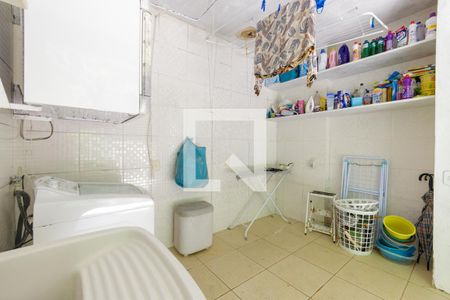 Casa de condomínio à venda com 490m², 6 quartos e 5 vagas Casa de condomínio à venda com 490m², 6 quartos e 5 vagasÁrea de Serviço