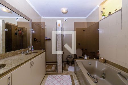 Casa de condomínio à venda com 490m², 6 quartos e 5 vagas Casa de condomínio à venda com 490m², 6 quartos e 5 vagasBanheiro Suíte Master