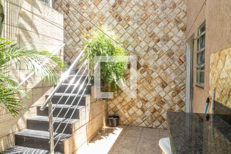 Casa à venda com 100m², 3 quartos e 2 vagas Casa à venda com 100m², 3 quartos e 2 vagasEscada