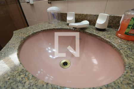 Casa à venda com 230m², 3 quartos e 5 vagasBanheiro da Suite 1 - pia