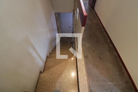 Casa à venda com 230m², 3 quartos e 5 vagasEscada de acesso aos quartos 