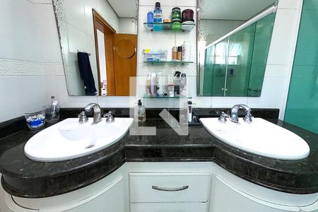 Casa à venda com 390m², 6 quartos e 4 vagasdetalhe banheiro suite 4