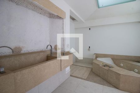 Casa à venda com 380m², 6 quartos e 6 vagas Casa à venda com 380m², 6 quartos e 6 vagasBanheiro da Suíte 5