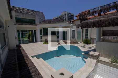 Casa à venda com 380m², 6 quartos e 6 vagas Casa à venda com 380m², 6 quartos e 6 vagasPiscina