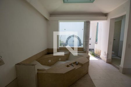 Casa à venda com 380m², 6 quartos e 6 vagas Casa à venda com 380m², 6 quartos e 6 vagasBanheiro da Suíte 5