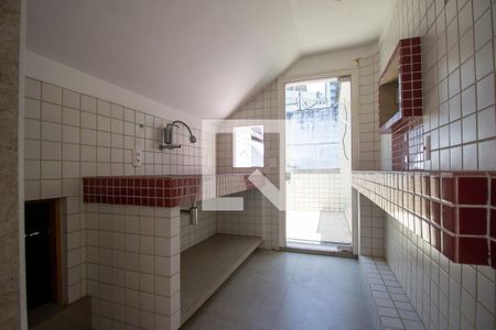 Casa à venda com 380m², 6 quartos e 6 vagas Casa à venda com 380m², 6 quartos e 6 vagasCopa do Hall do Segundo Andar