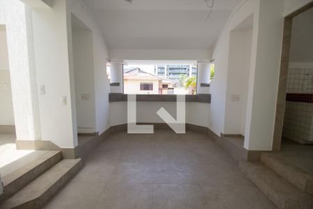 Casa à venda com 380m², 6 quartos e 6 vagas Casa à venda com 380m², 6 quartos e 6 vagasHall do Segundo Andar