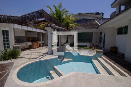 Casa à venda com 380m², 6 quartos e 6 vagas Casa à venda com 380m², 6 quartos e 6 vagasPiscina