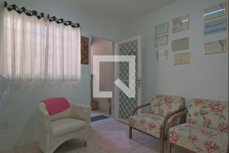 Casa à venda com 153m², 5 quartos e 2 vagasCasa fundos - Sala