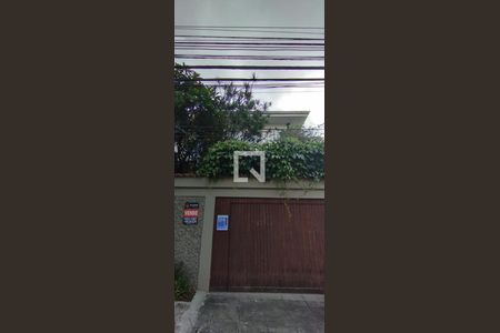 Casa à venda com 400m², 4 quartos e 3 vagas Casa à venda com 400m², 4 quartos e 3 vagasFachada