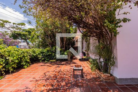 Casa à venda com 400m², 4 quartos e 3 vagas Casa à venda com 400m², 4 quartos e 3 vagasArea externa