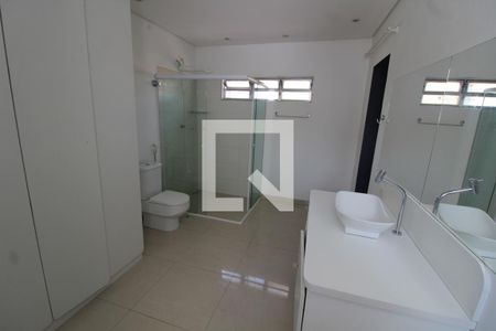 Casa de condomínio para alugar com 250m², 2 quartos e 4 vagasBanheiro da Suíte