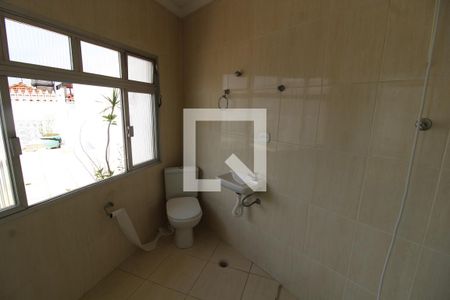 Casa de condomínio para alugar com 250m², 2 quartos e 4 vagasBanheiro de Serviço