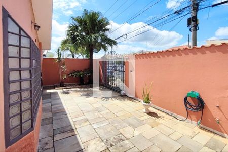 Casa à venda com 256m², 4 quartos e 3 vagas Casa à venda com 256m², 4 quartos e 3 vagasQuintal