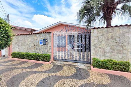 Casa à venda com 256m², 4 quartos e 3 vagas Casa à venda com 256m², 4 quartos e 3 vagasFachada