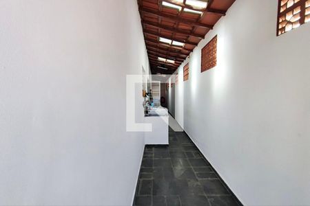 Casa à venda com 256m², 4 quartos e 3 vagas Casa à venda com 256m², 4 quartos e 3 vagasCorredor quintal