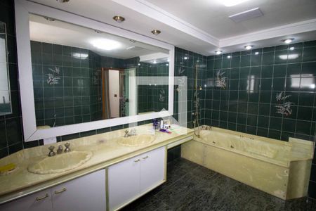 Apartamento à venda com 275m², 4 quartos e 3 vagasBanheiro do Quarto 2